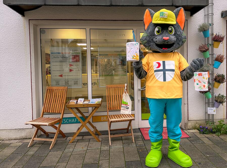 Bild vergrößern: Werbefigur mit selbstgebastelter Laterne