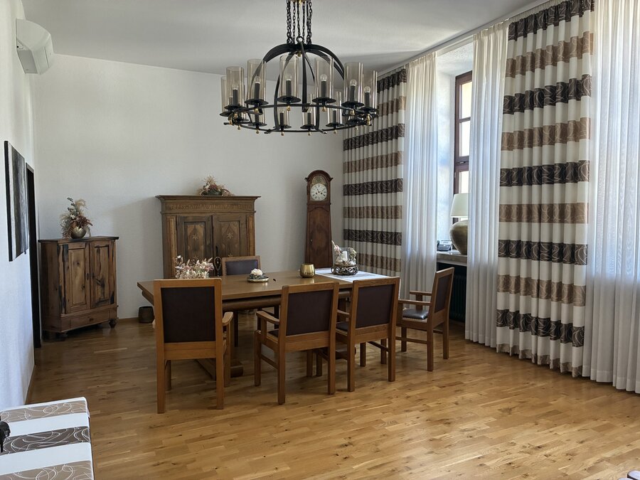 Bild vergrößern: Tauzimmer mit Schreibtisch und Stühlen, Kronleuchter und im Hintergrund zwei alte Schränke