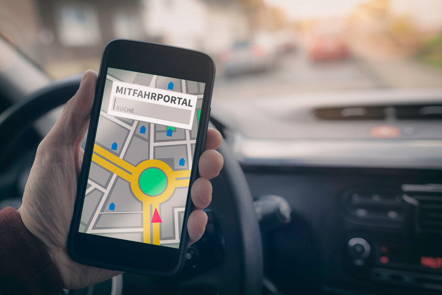 Bild vergrößern: Ein Handy mit dem Display-Schriftzug Mitfahrportal.
