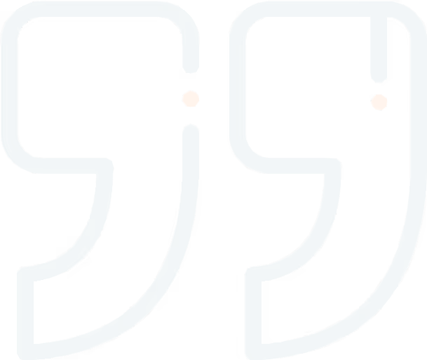 Großes, stilisiertes blaues Anführungszeichen-Symbol mit orangefarbenen Punkten in der Mitte.
