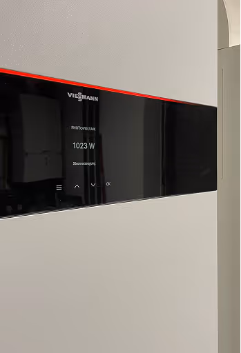 Viessmann Photovoltaik-Anlage zeigt Stromerzeugung von 1023 Watt auf einem schwarzen Display.