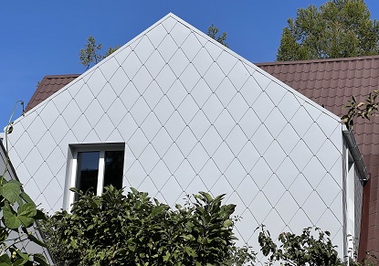 Lygios plieninės čerpės moderniam fasadui.