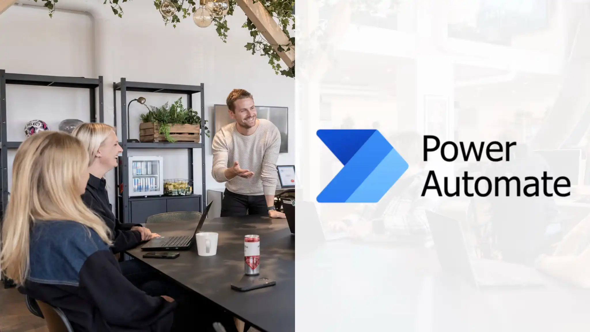 En man står och gestikulerar framför tre sittande kollegor i ett modernt kontorsrum med växter och öppna hyllor. De ler och verkar ha ett engagerat samtal. Till höger i bilden syns logotypen för Microsoft Power Automate med blå symbol och svart text.