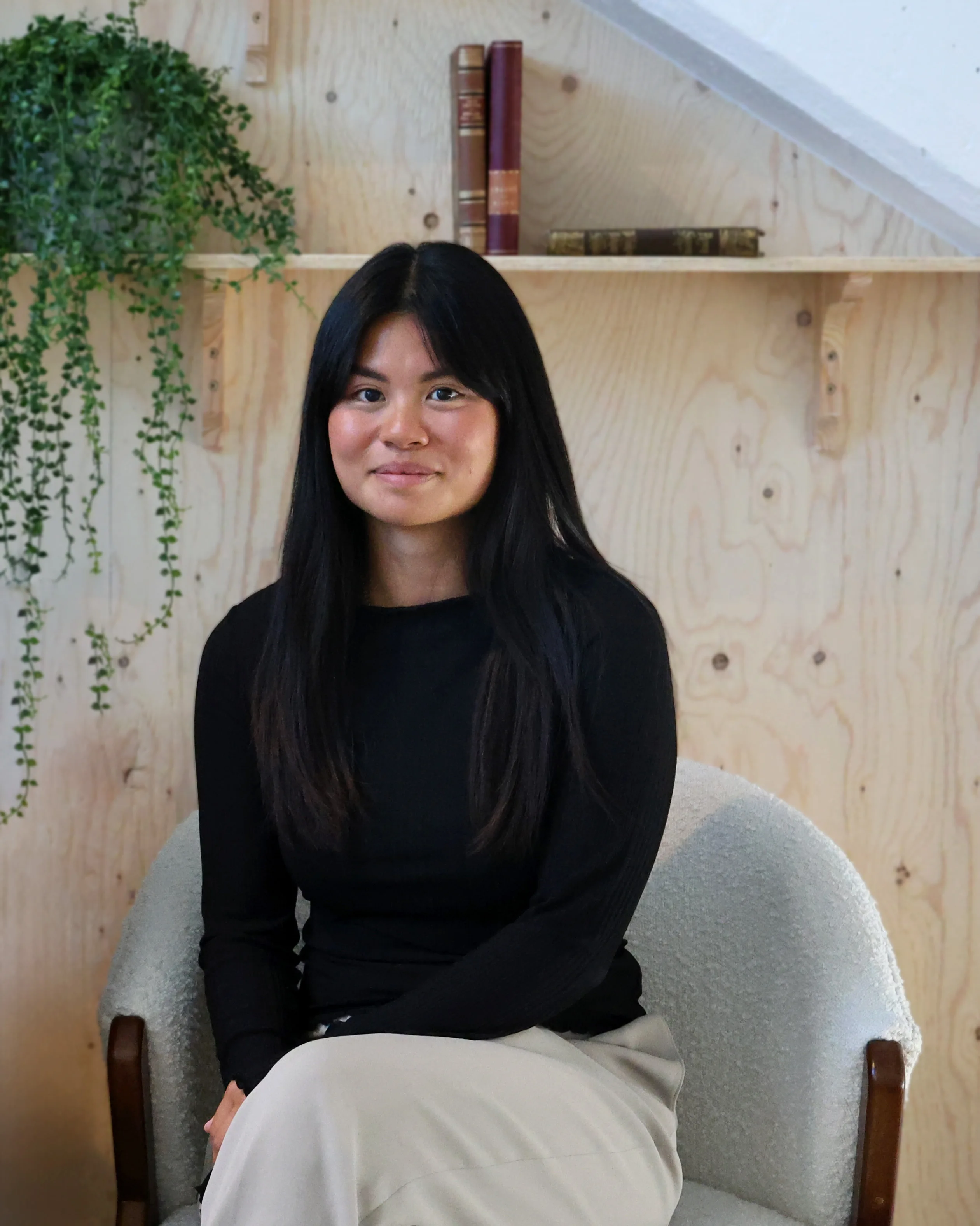 Medarbetare på IT-företaget Norteam sitter i en modern kontorsmiljö med naturliga inslag och lugn atmosfär.