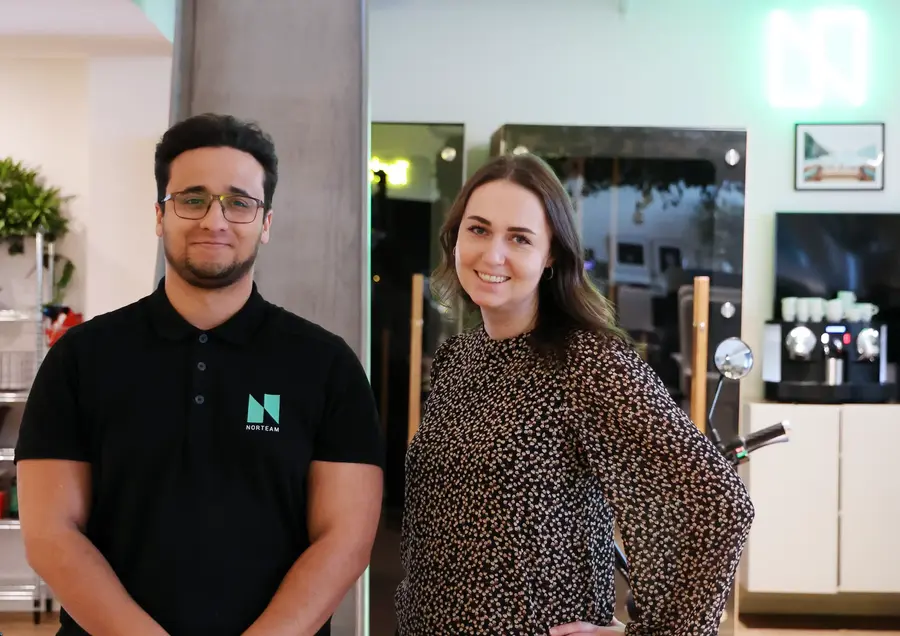 En man och en kvinna står bredvid varandra och ler