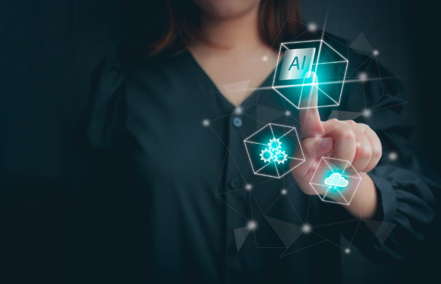 En hand rör vid en lysande, svävande digital ikon med texten AI. Runt omkring syns ett nätverk av linjer och andra teknologiska ikoner som föreställer kugghjul och ett datamoln.