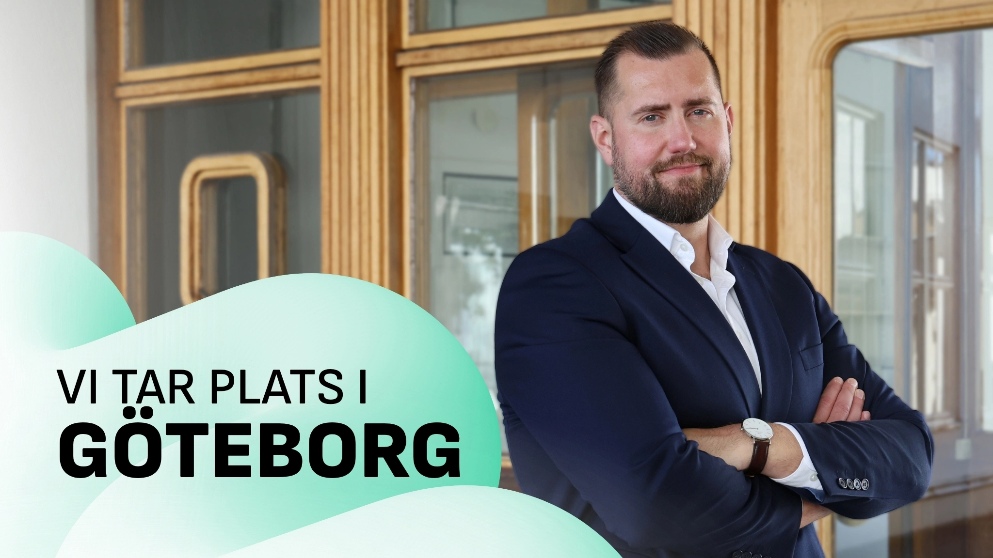 Bild på Danijel som är Regional Manager för Göteborg, står med armarna i kors.