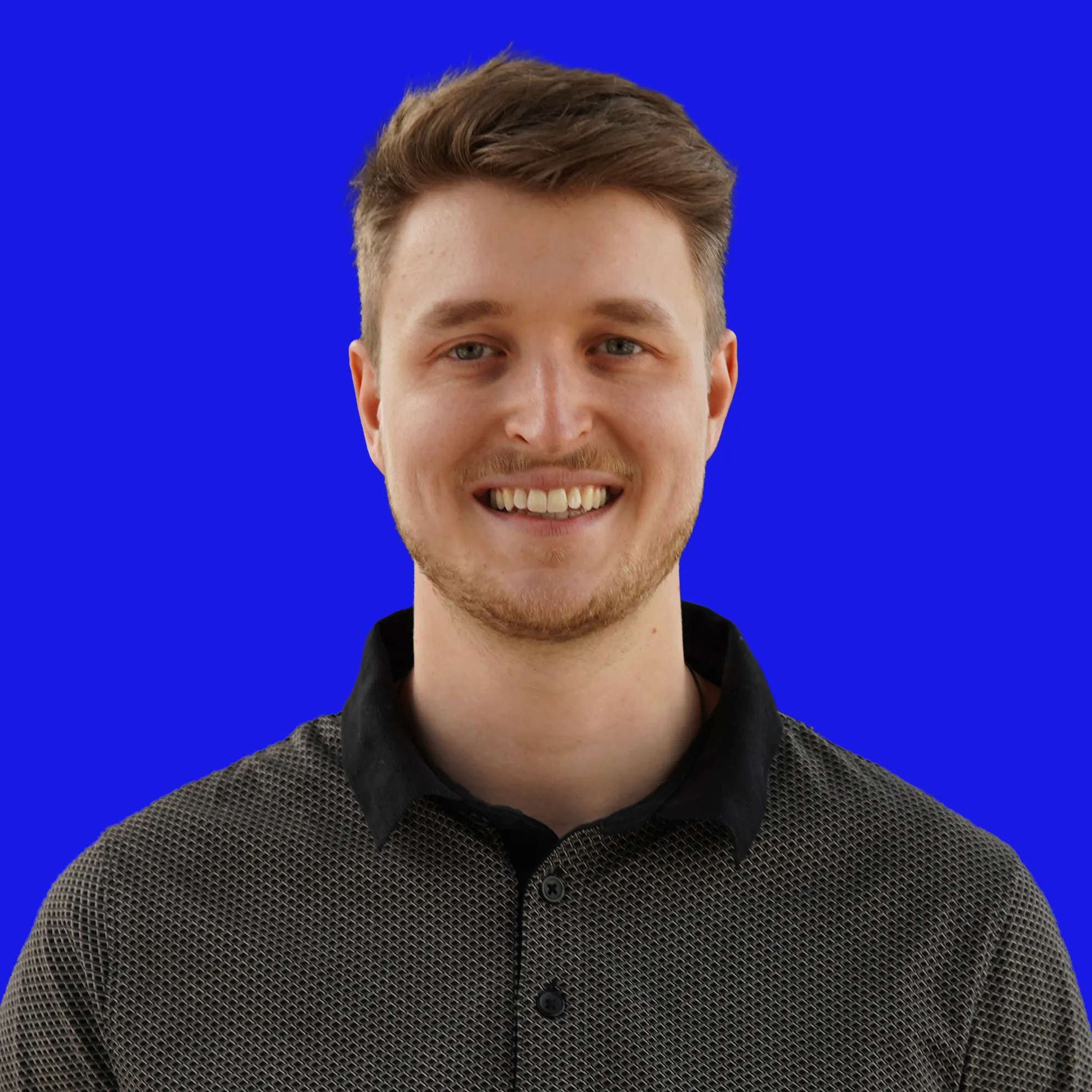 Portrait von Manuel Weihmüller, Gründer und Geschäftsführer von Mentra, vor einem blauen Hintergrund