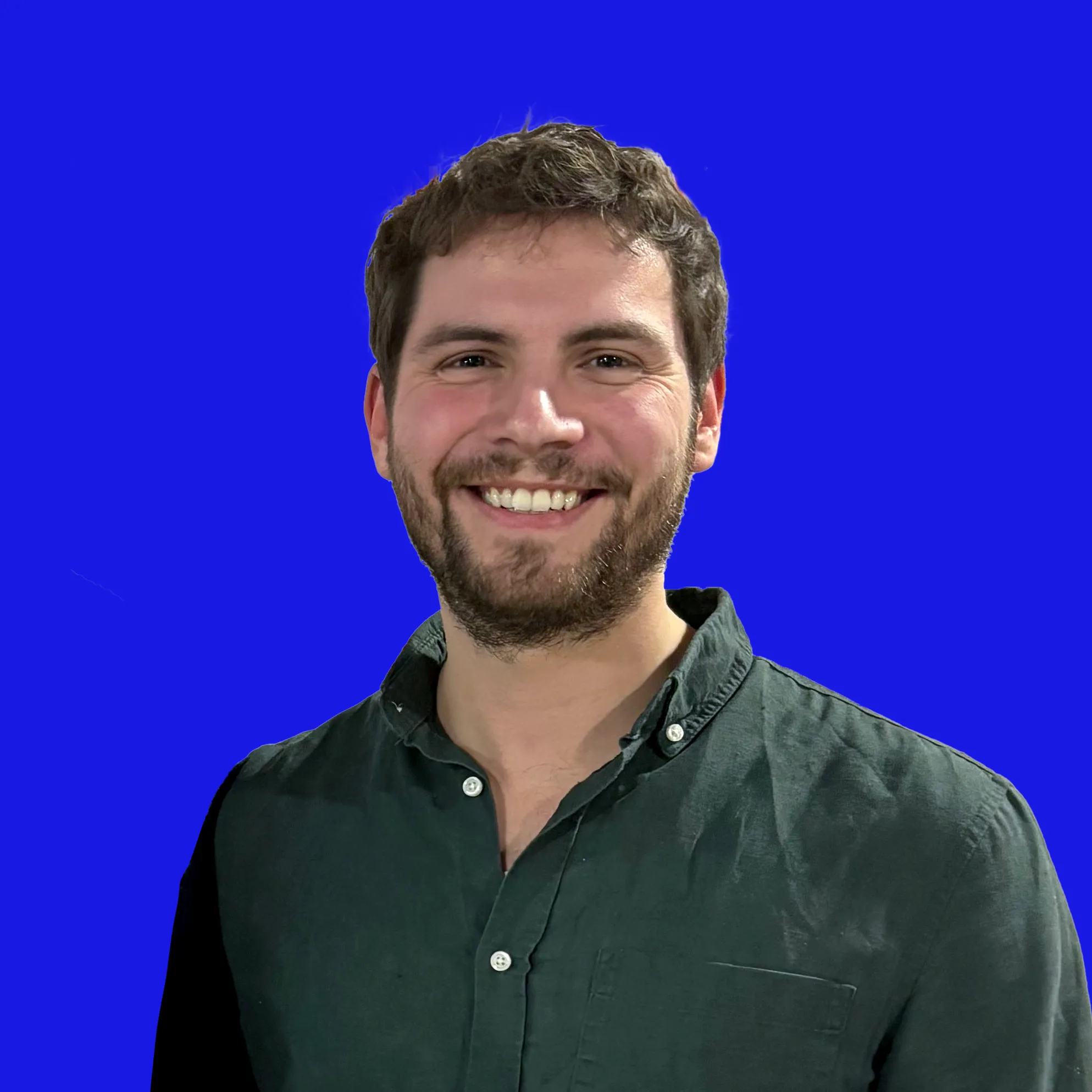 Portrait von Nils Wiese vor einem blauen Hintergrund