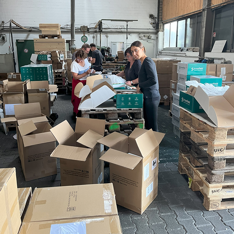 Verpackung und Versand von Kronberg Produkten im Lager