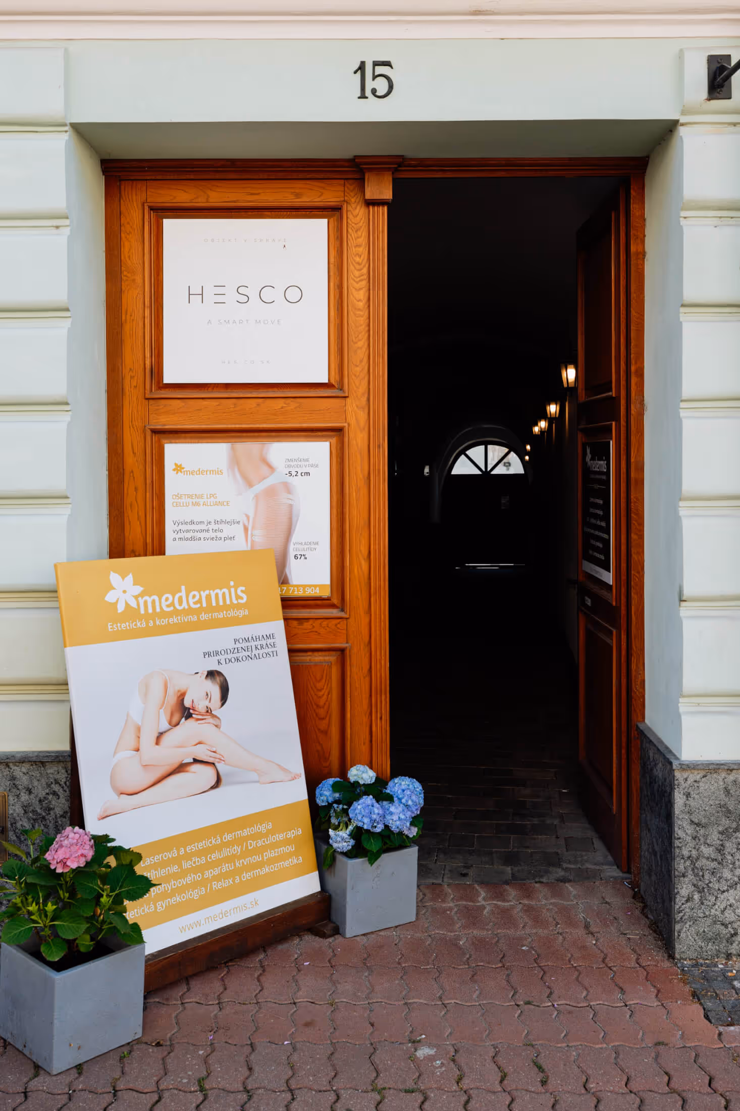 Medermis - vstup z ulice do kliniky