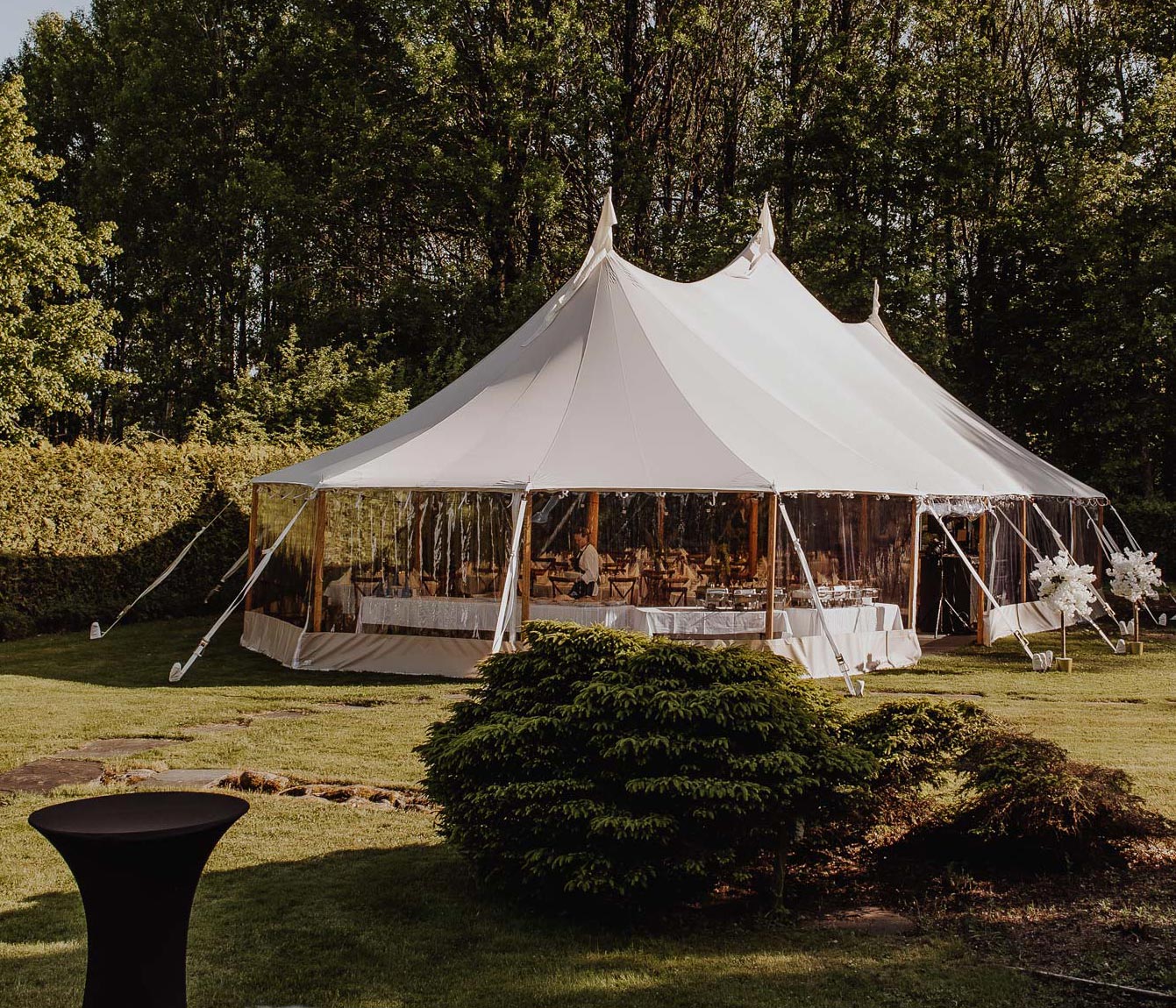 Bilde av teltet i hagen.