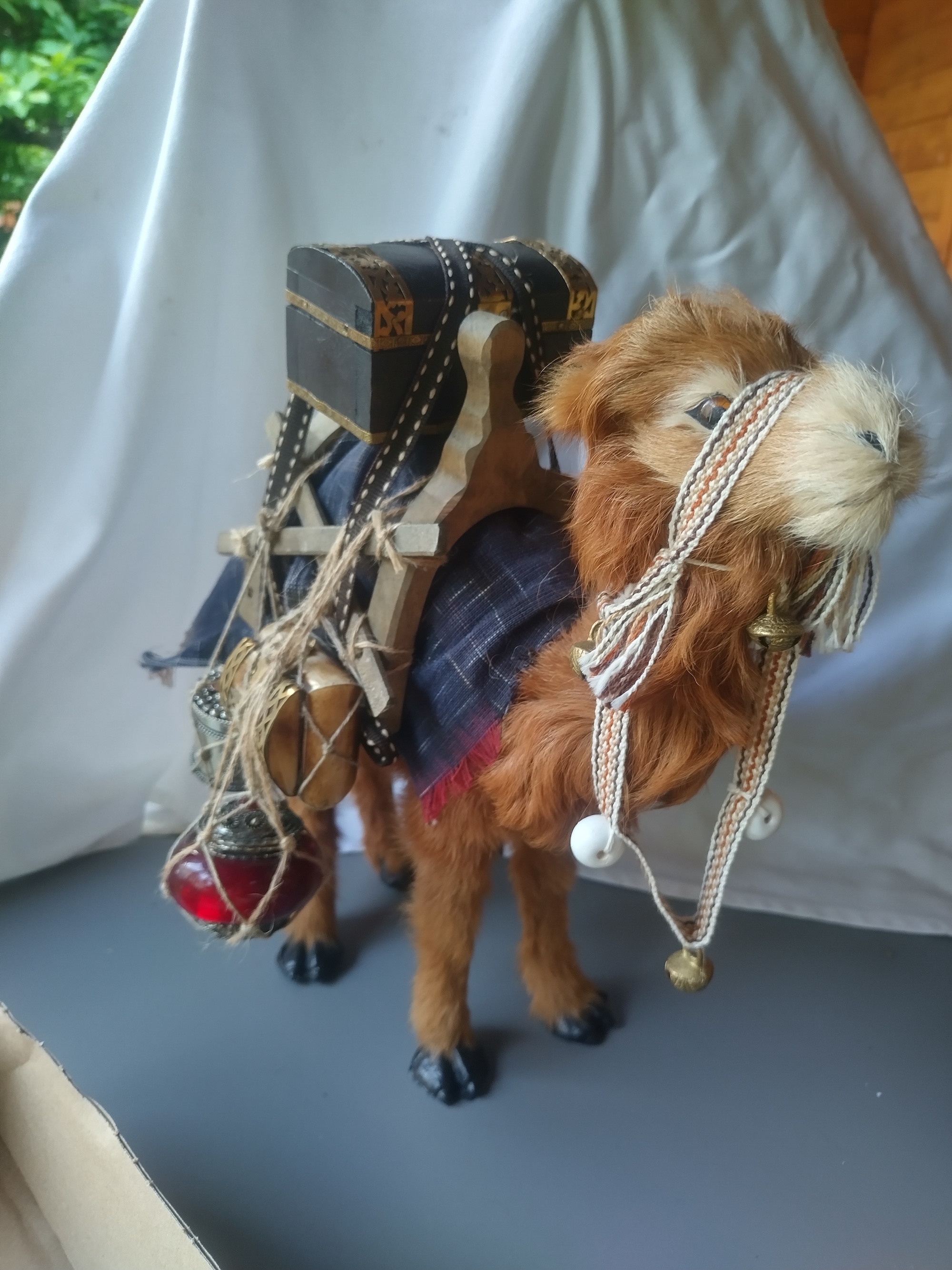 Stofffigur eines Kamels mit Sattel