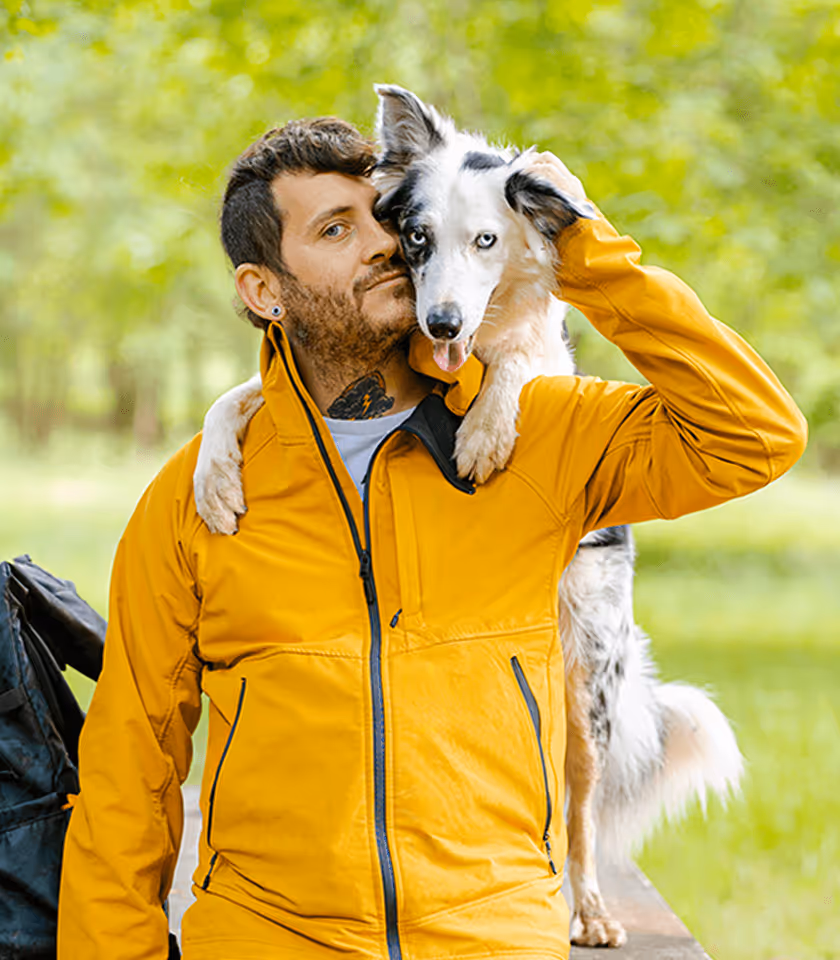 Ein Mann mit Hund auf der Schulter