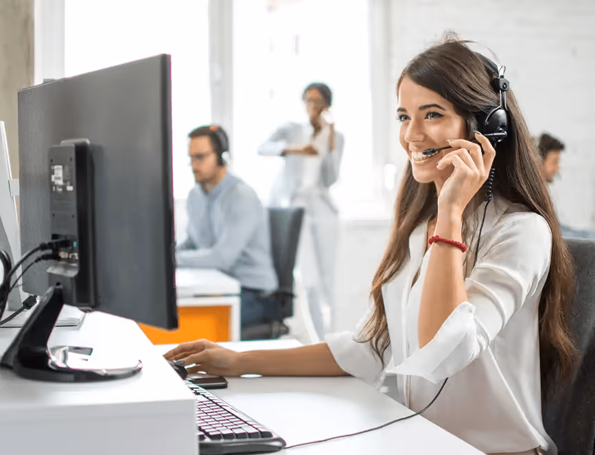 eine frau vor dem pc im gespräch