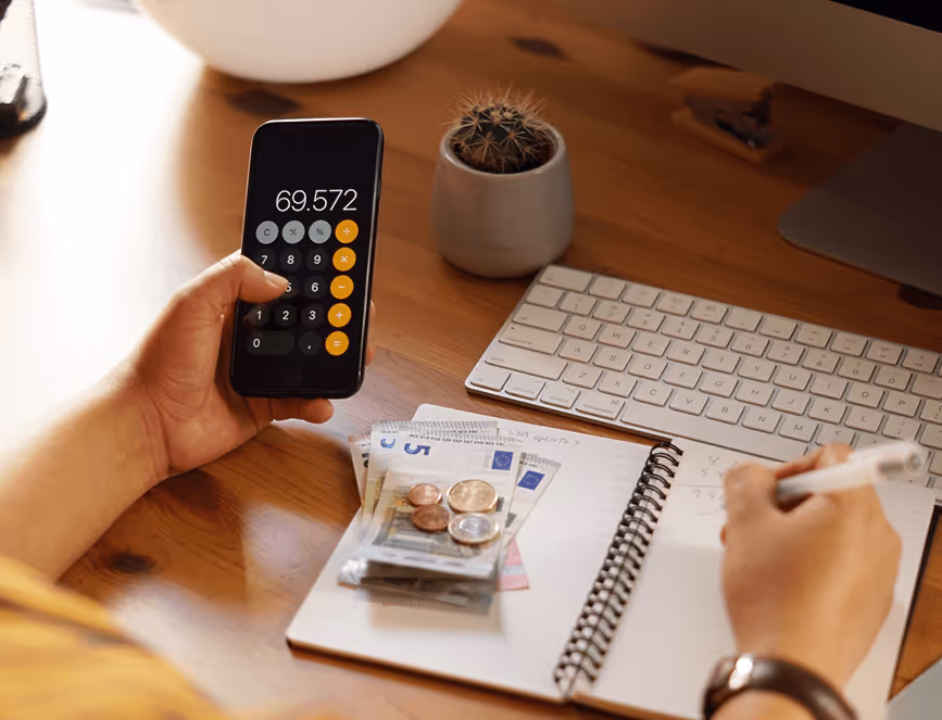 eine person rechnet etwas mit geld aus