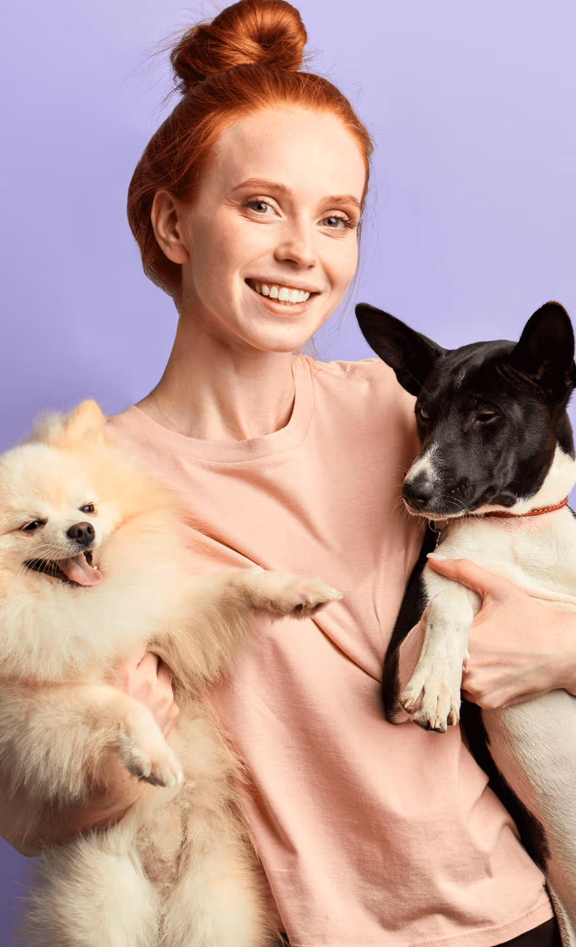 Frau hält 2 Hunde hoch