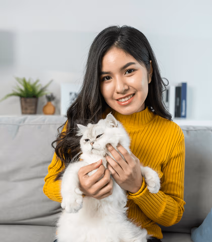 Frau mit Katze auf dem Sofa