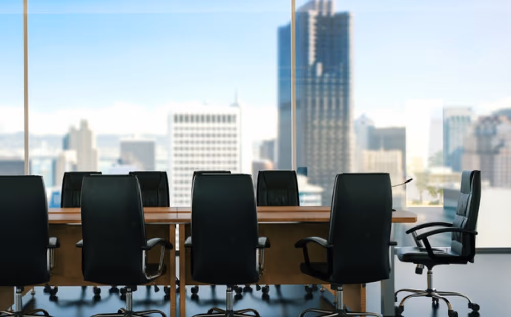 Moderner Unternehmenskonferenzraum mit Stadtpanorama