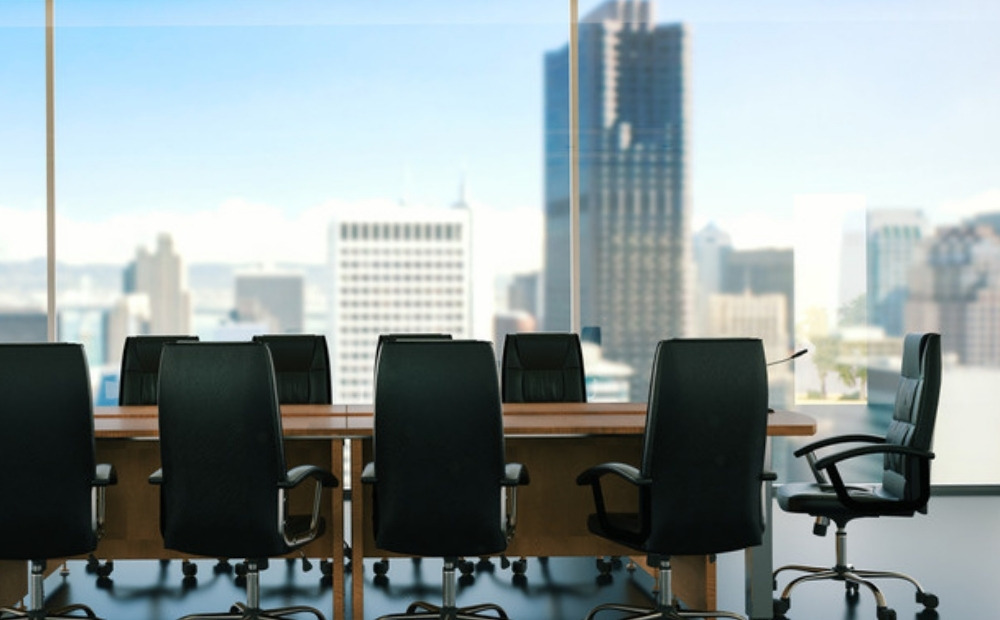 Moderner Unternehmenskonferenzraum mit Stadtpanorama