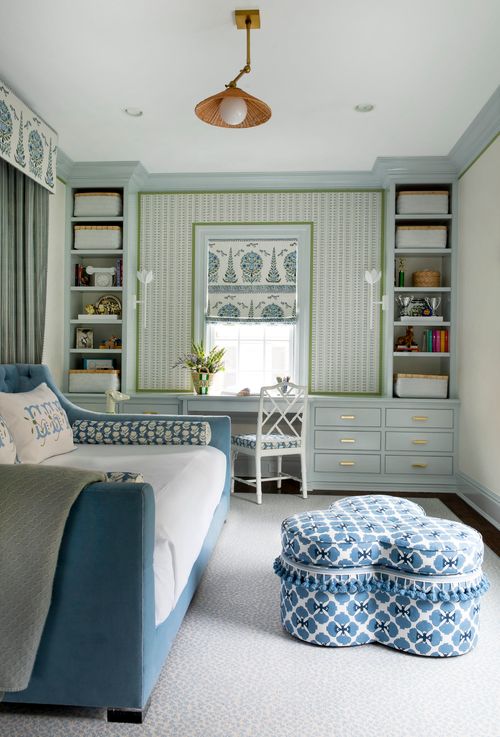 Lounge with bookshelves and poufs.