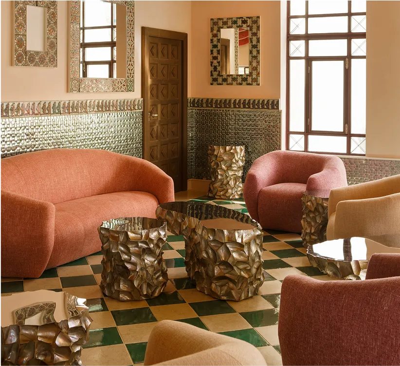 Poltronas confortáveis em uma elegante área de estar em um hotel boutique em Melides, Portugal