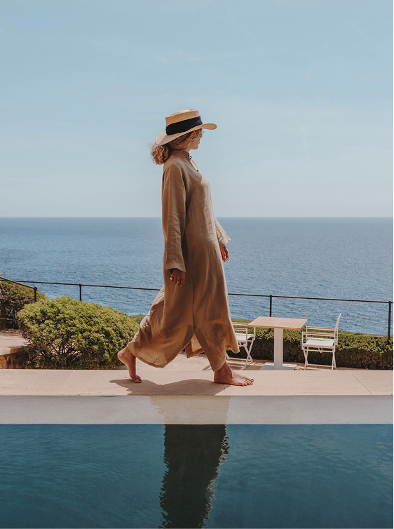 Hóspede relaxando na piscina ao ar livre em um resort Relais & Châteaux em Melides, Alentejo, perto do oceano