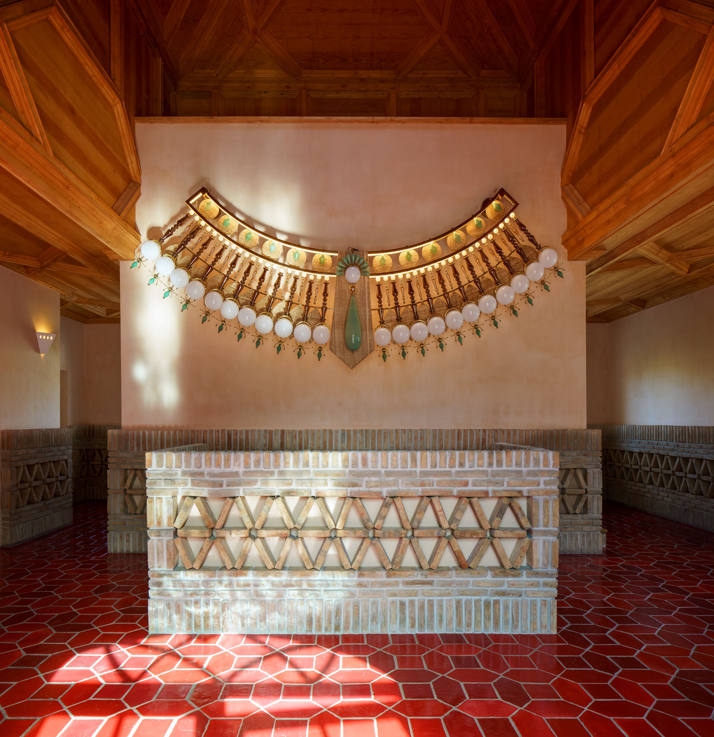 Espaço de jantar elegante em um resort de luxo no Alentejo, perto das praias da Costa Alentejana