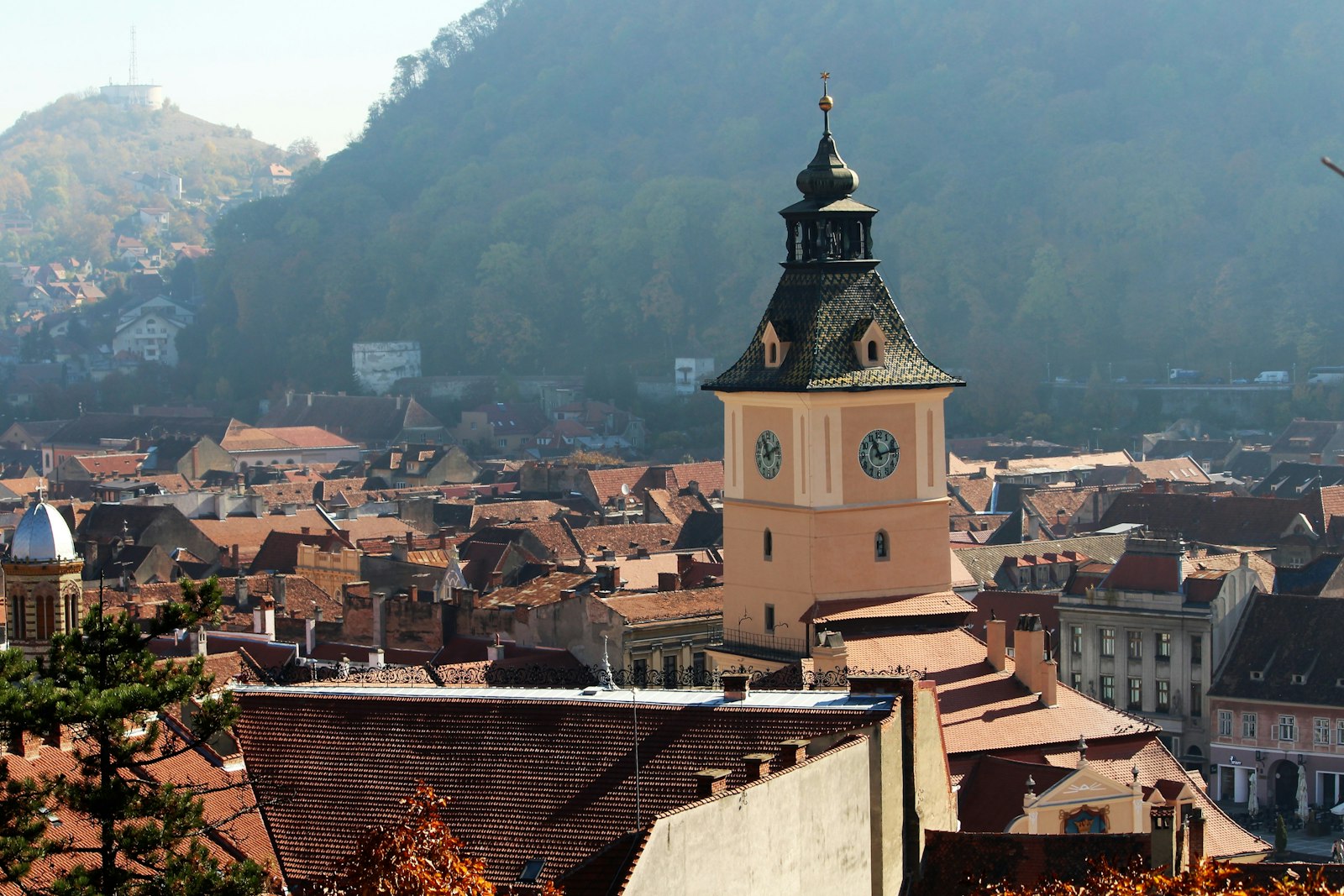 Turnul Casei Sfatului din Brașov, văzut de sus, printre acoperișurile orașului vechi