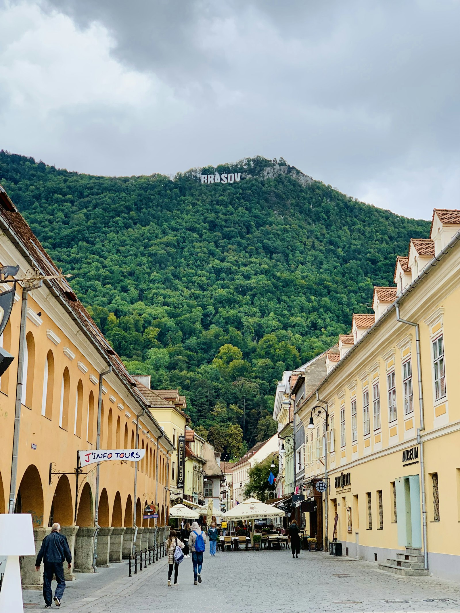 Stradă cu terase în centrul vechi al Brașovului