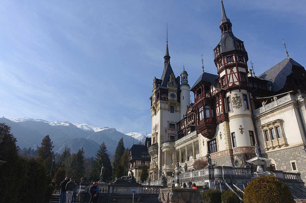 Castelul Peleș din Sinaia, cu Munții Bucegi în fundal