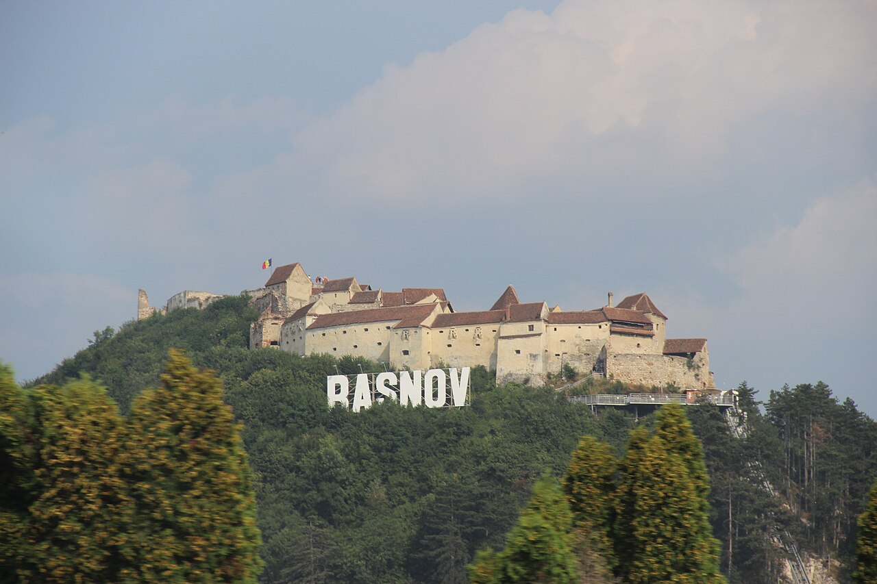 Cetatea Râșnov pe dealul de deasupra orașului Râșnov