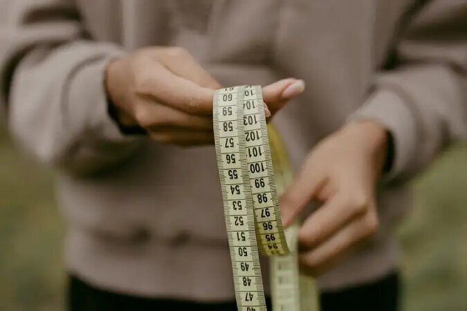 how to measure girth with man holding measuring tape