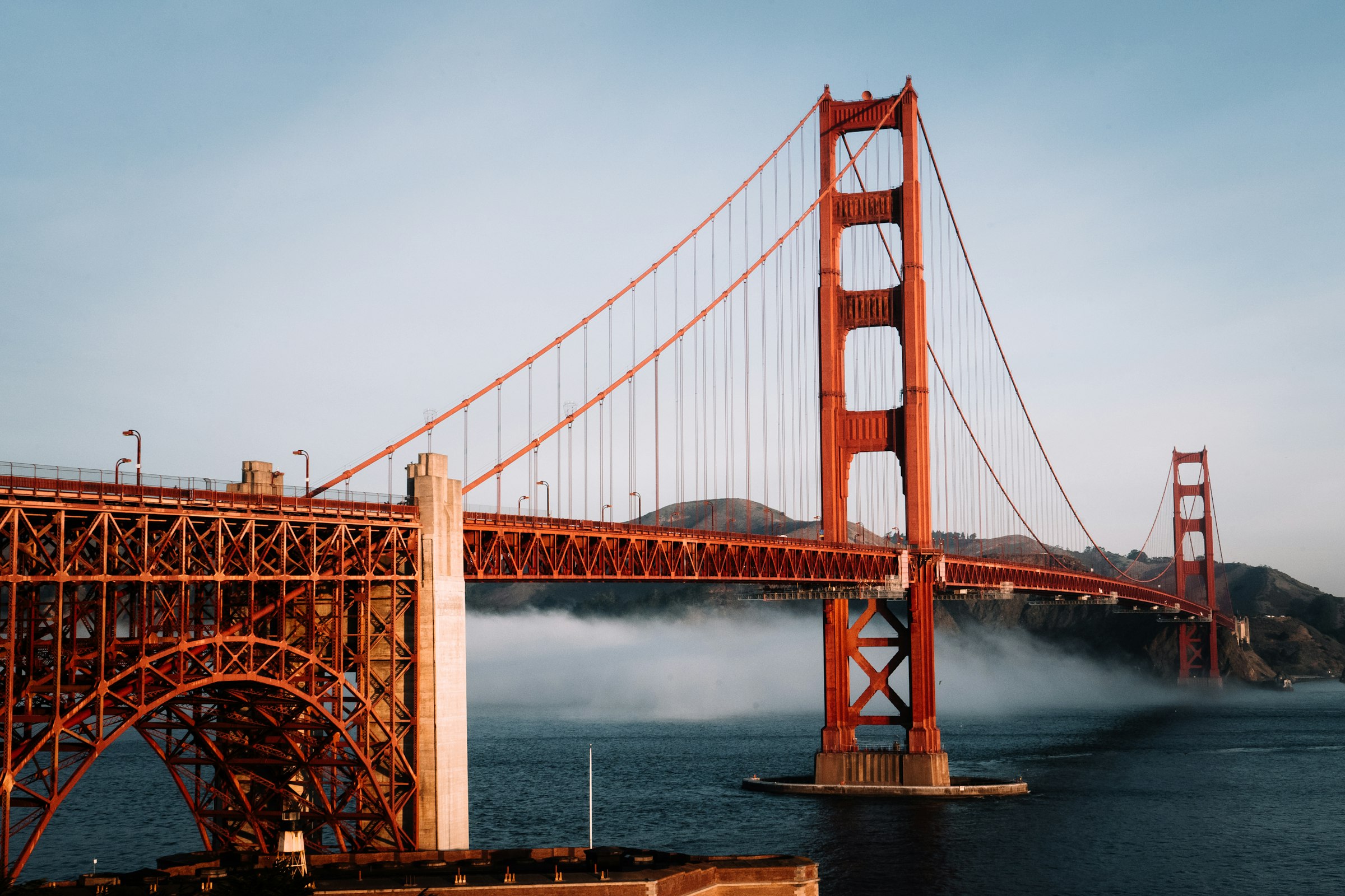El puente Golden Gate entre la niebla, San Francisco