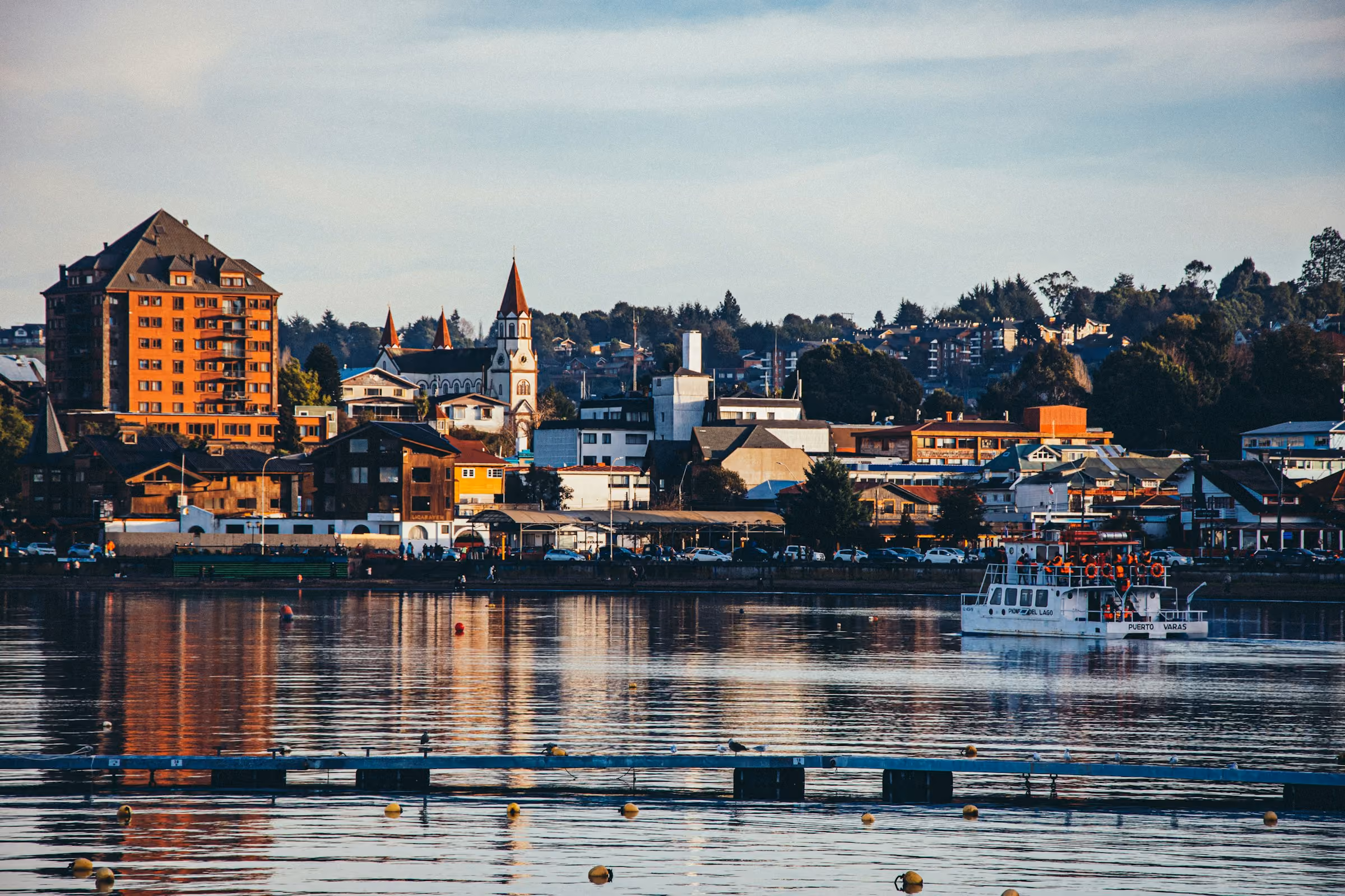 El lago Llanquihue en la Región de Los Lagos de Chile, cerca de Osorno