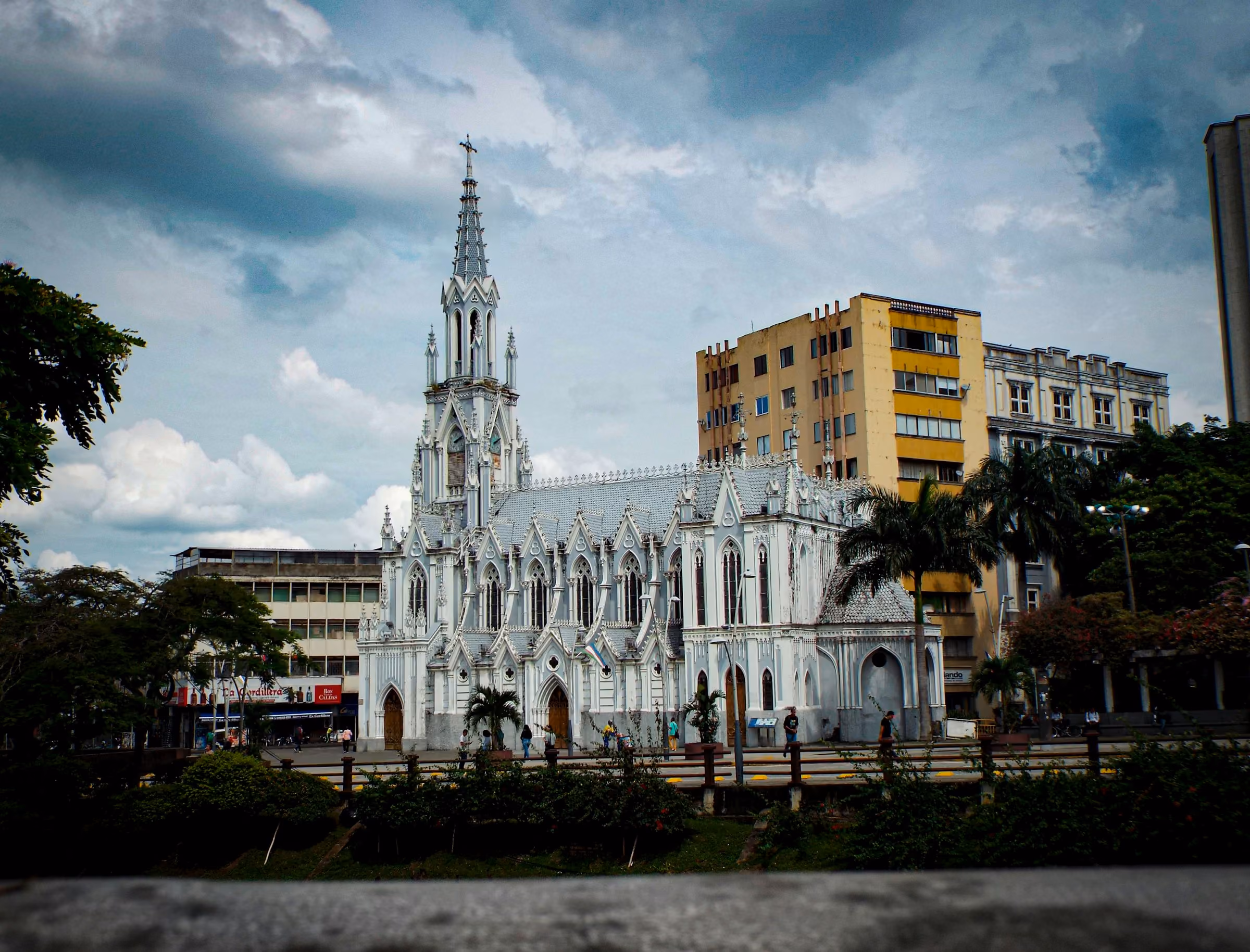 Iglesia histórica blanca y torre en Cali, Colombia