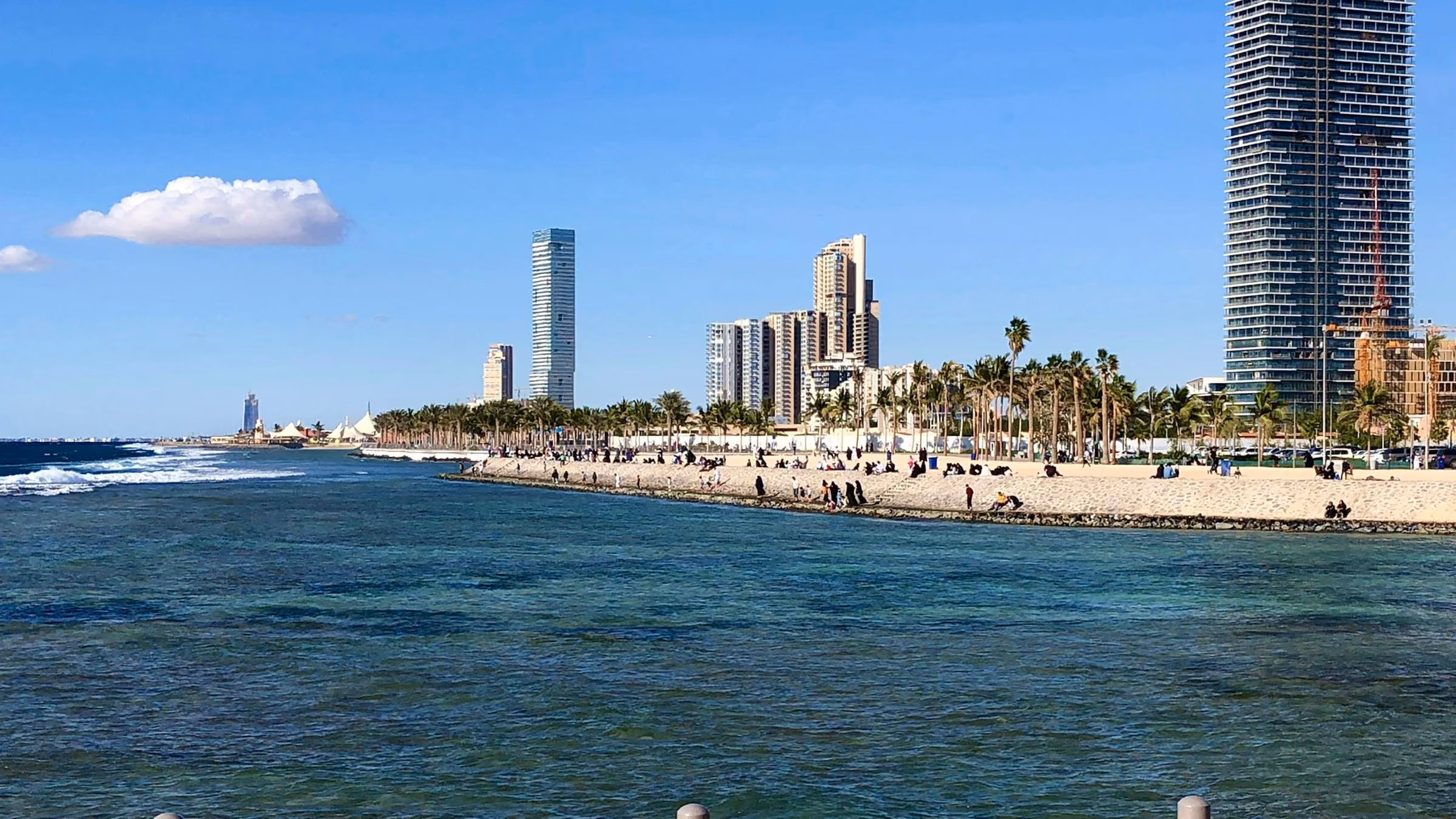 La Corniche y el horizonte de Yeda junto al mar Rojo