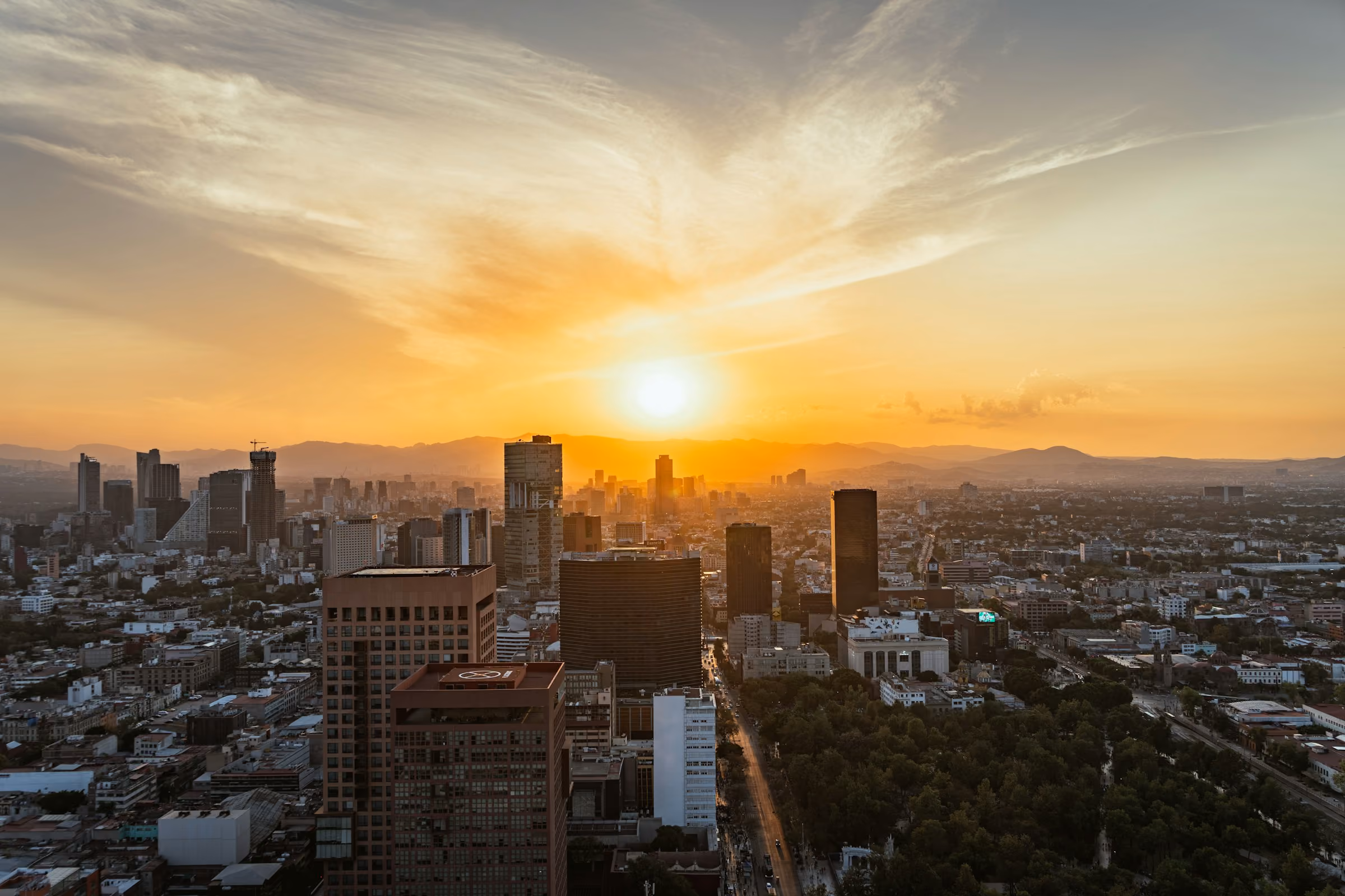Horizonte de Ciudad de México junto a Paseo de la Reforma