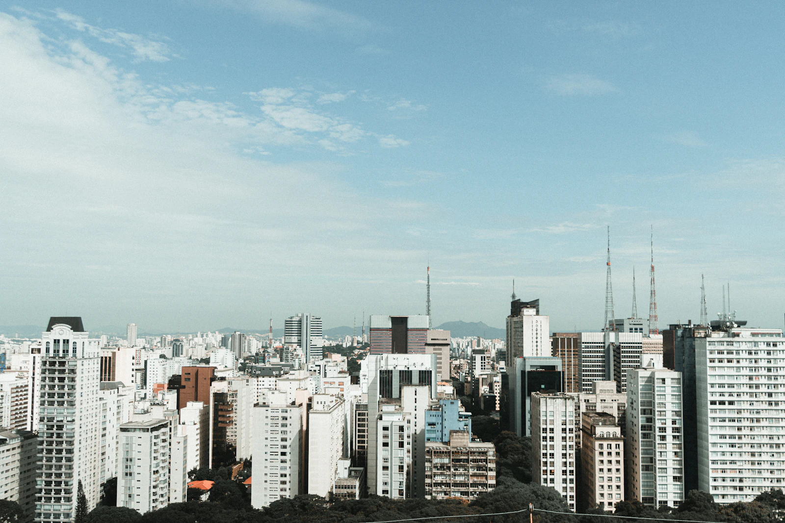 Edificios y panorama urbano de São Paulo bajo un cielo azul