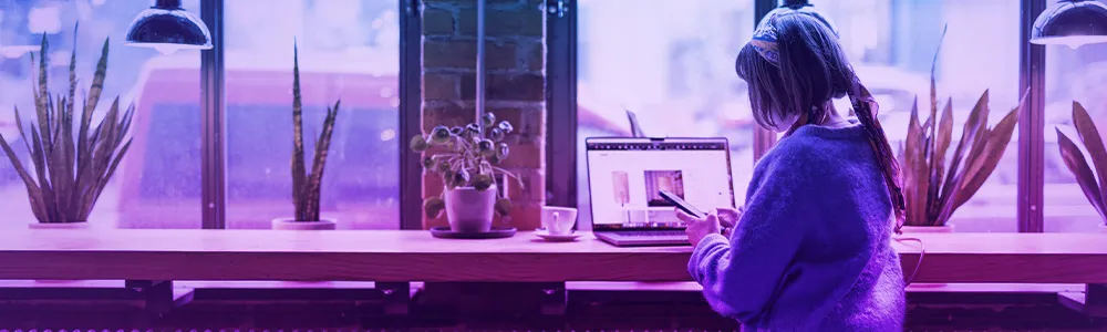 woman working remote and contacted in a cafe