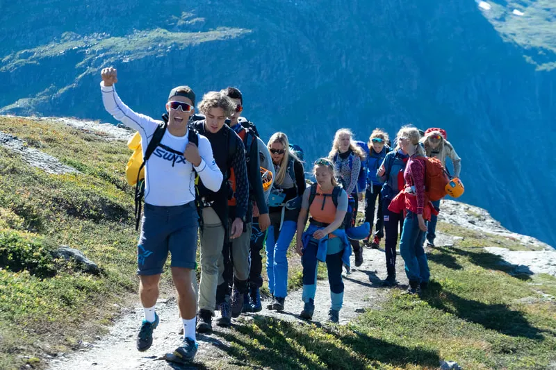 elever på fjelltur