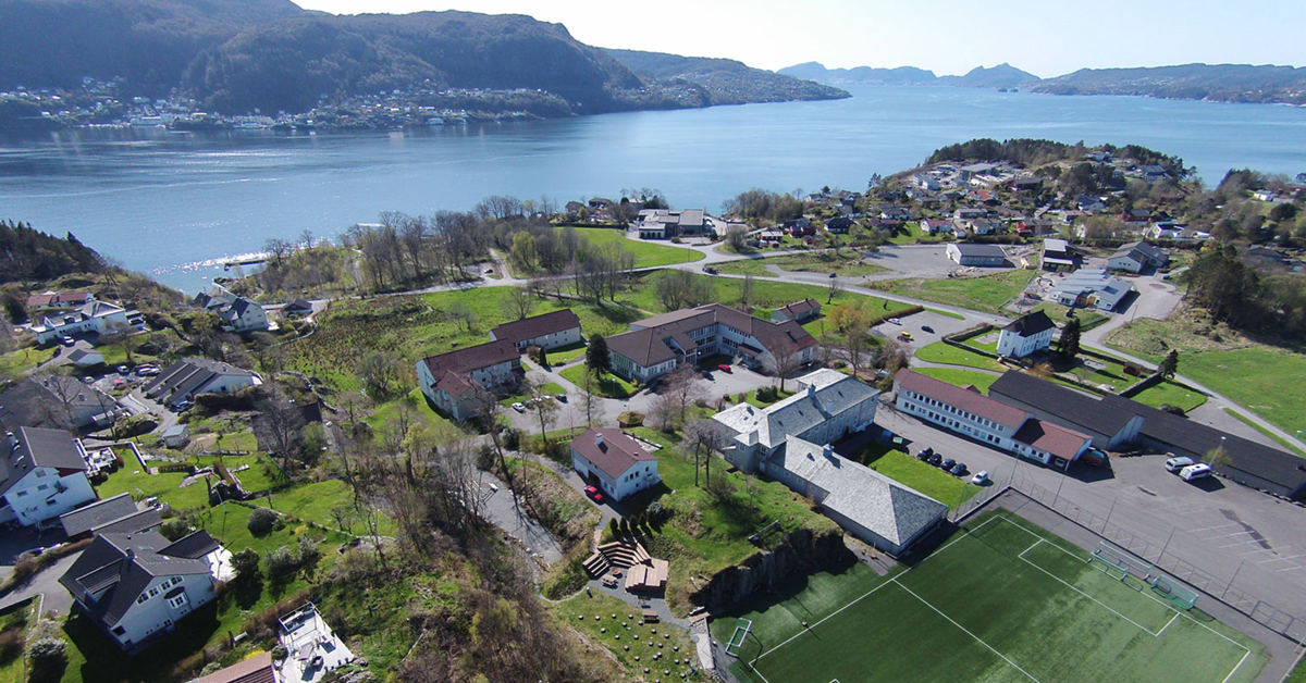 dronebilde av skoleområdet