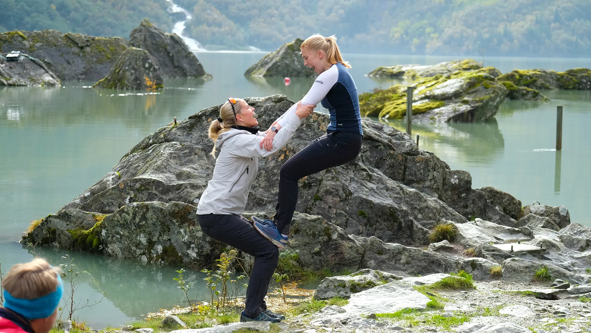 jenter gjør akrobatisk lek