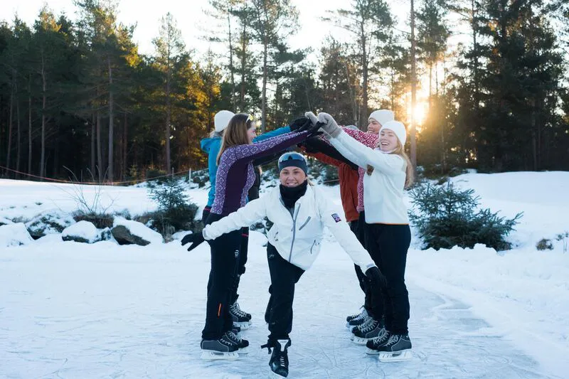 jenter smiler til kameraet om vinteren