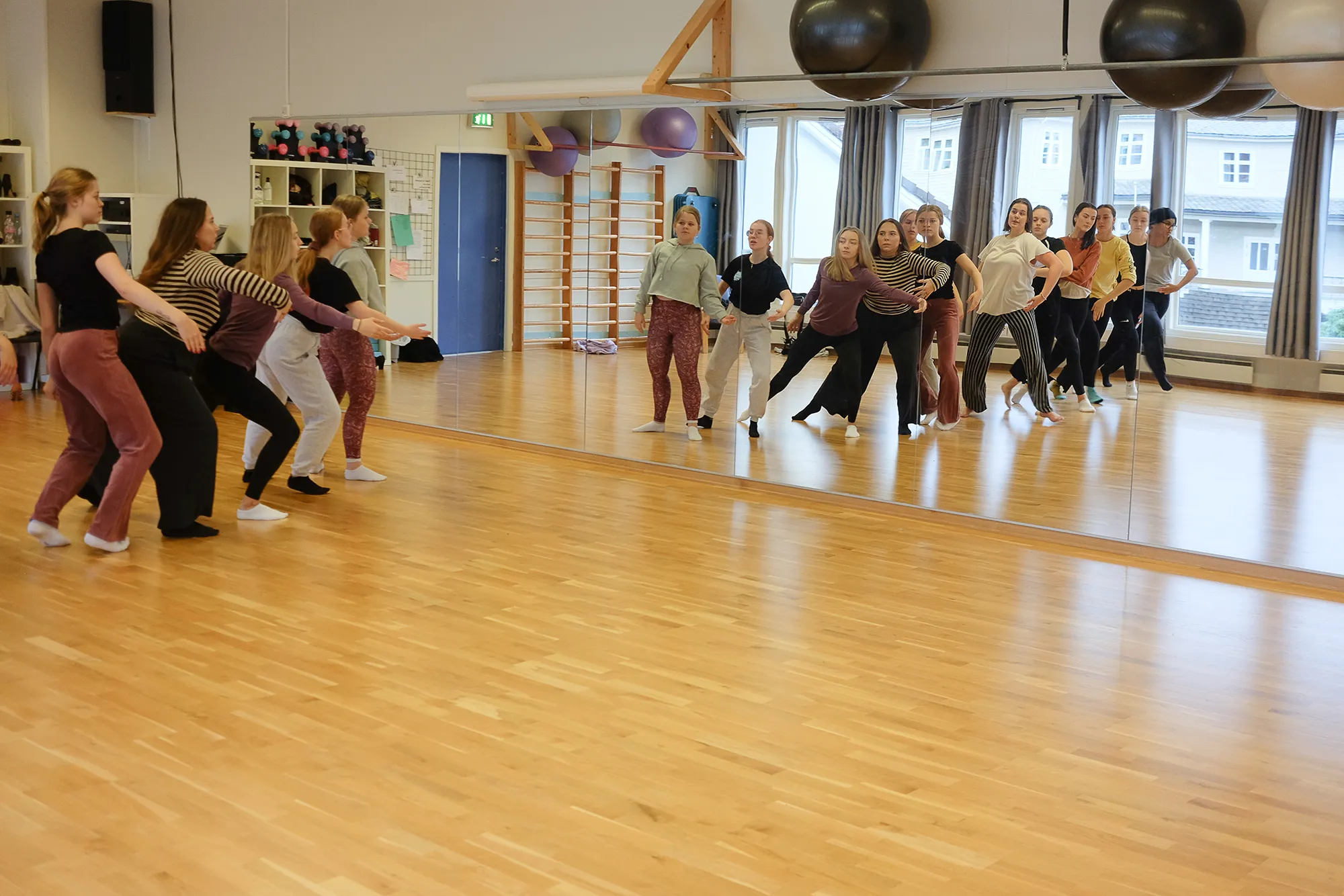 jenter danser i dansesal