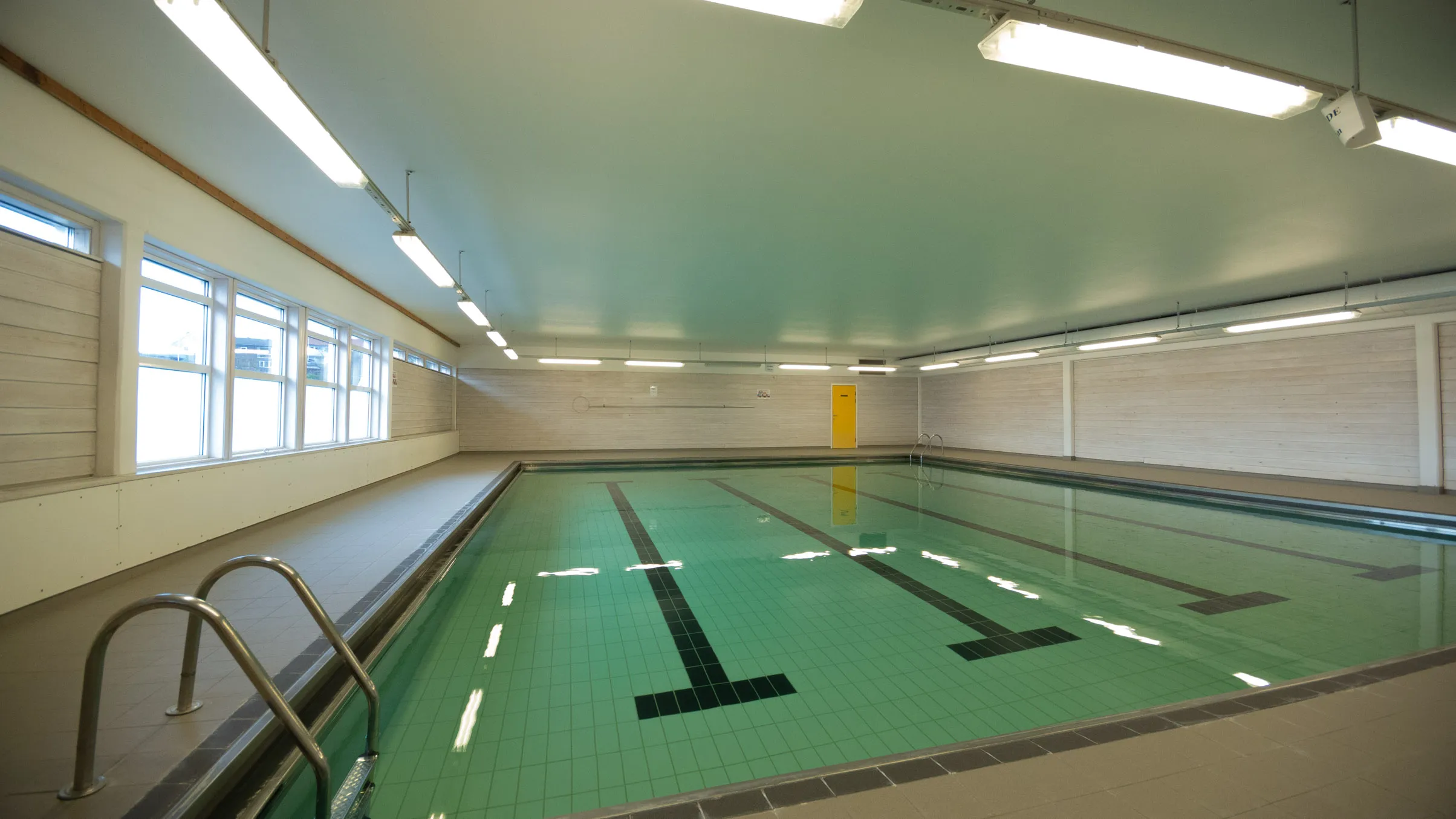 stor åpen svømmehall