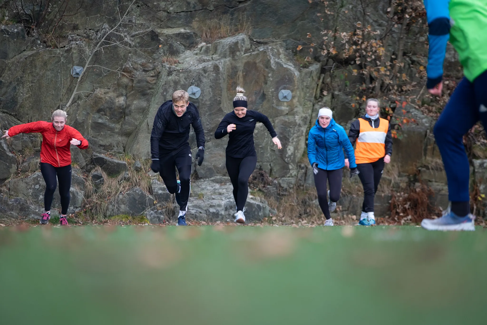 elever som løper på gressplen