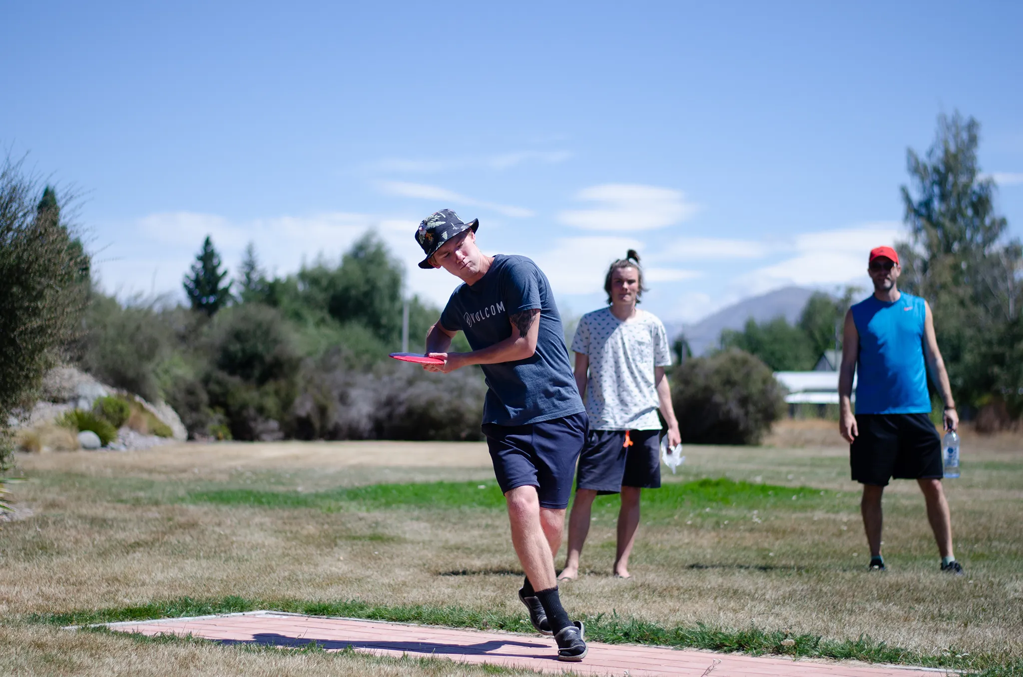 elever spiller frisbeegolf