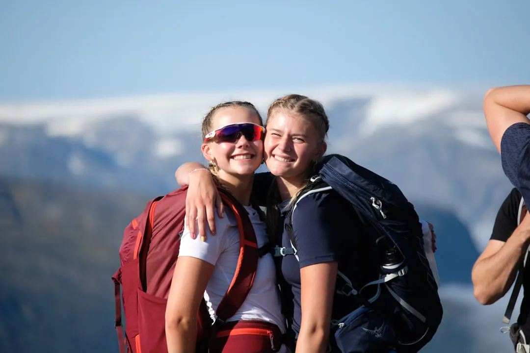 jenter smiler og klemmer på tur