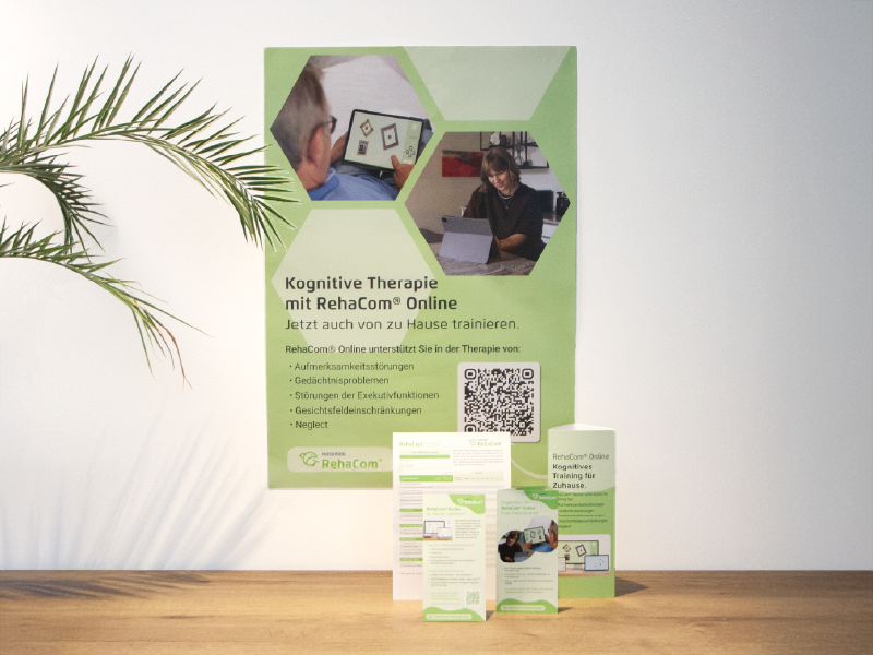 RehaCom Praxiskit mir Poster, Flyern für Therapeut:innen und Patient:innen, Tresenaufsteller und RehaCept